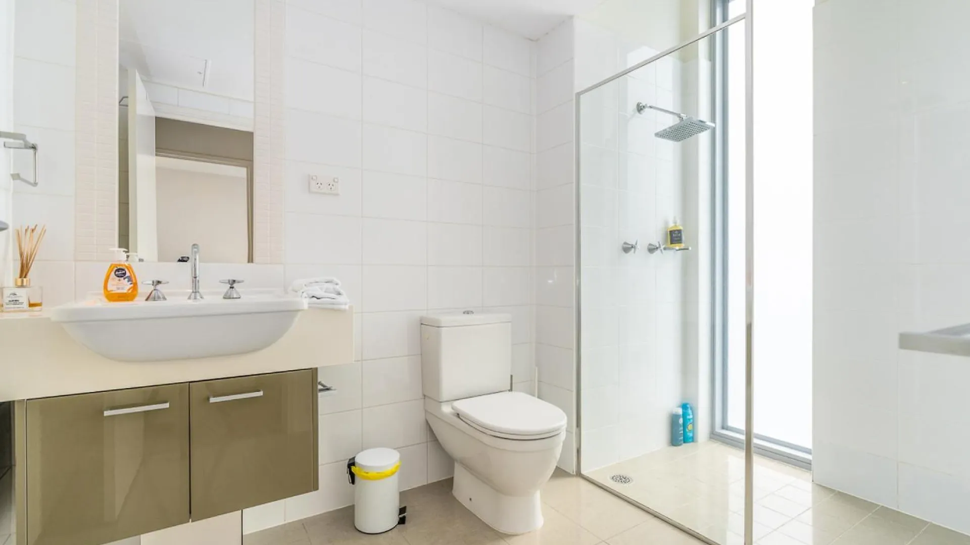 Apartment Modern Two-Story City Pad With Pool, Gym & Sauna Canberra